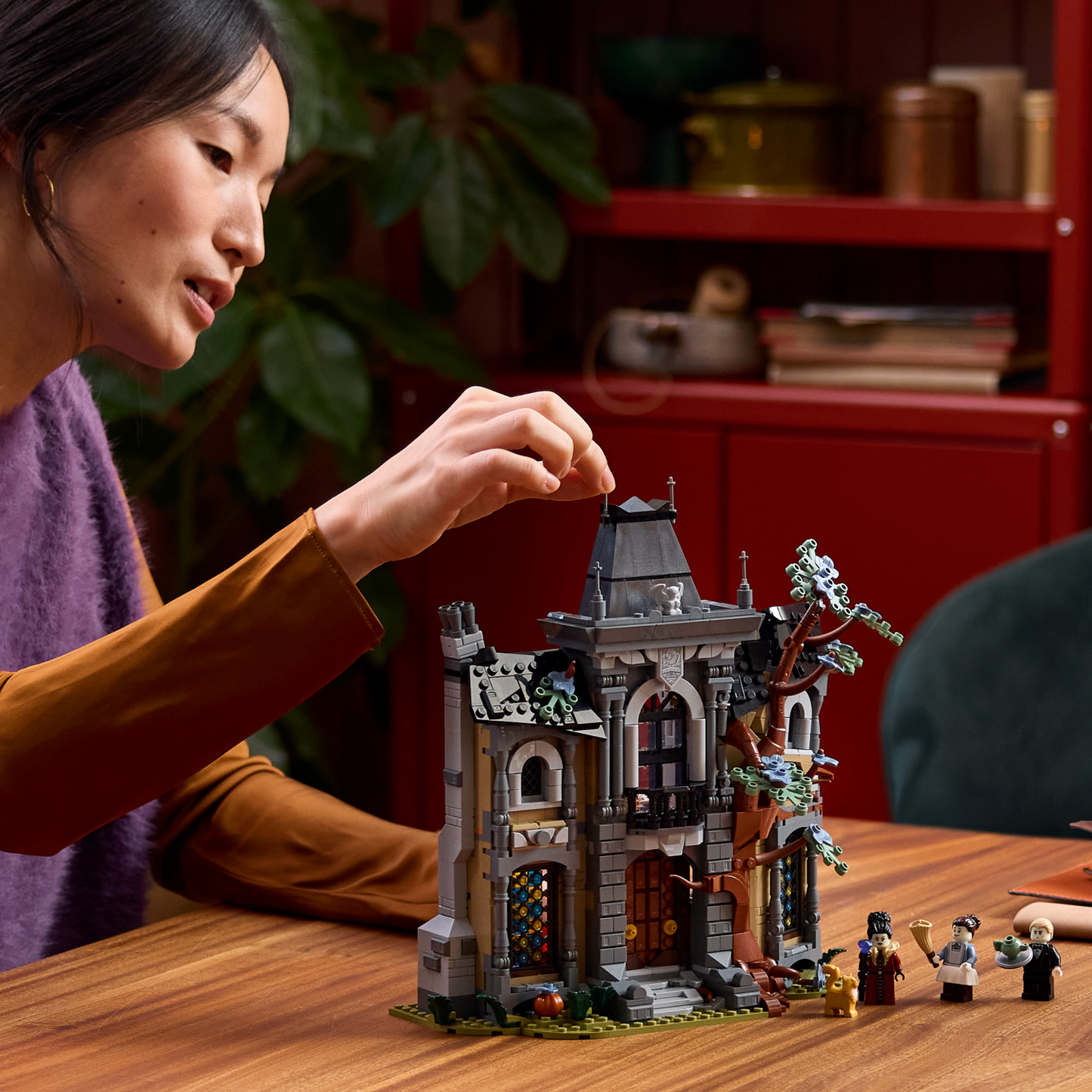 PRE-ORDER - LEGO Icons: Mayor Manor (11383)