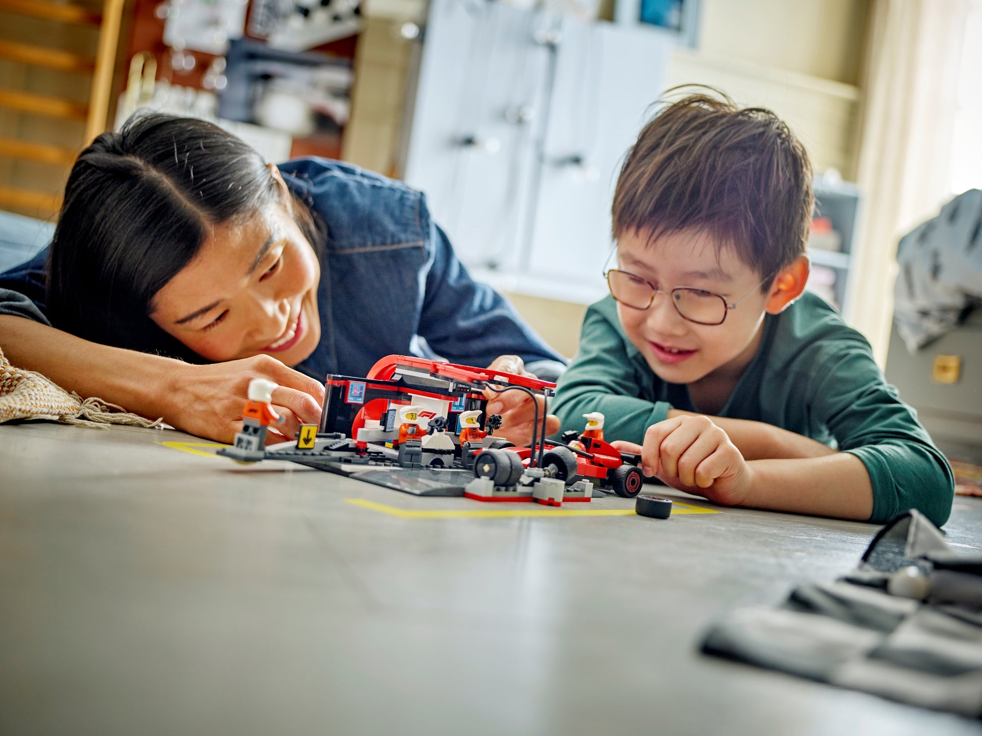 LEGO F1 Pit Stop & Pit Crew with Ferrari Car 60443