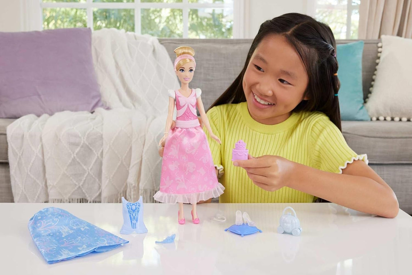 Mattel Disney Princess Toys, Cinderella Fashion Doll with 2 Looks (JCR95)